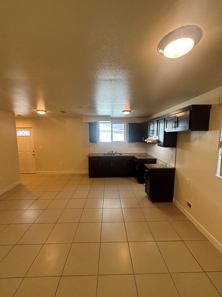 624 West 51st Street - Photo 4 of 17