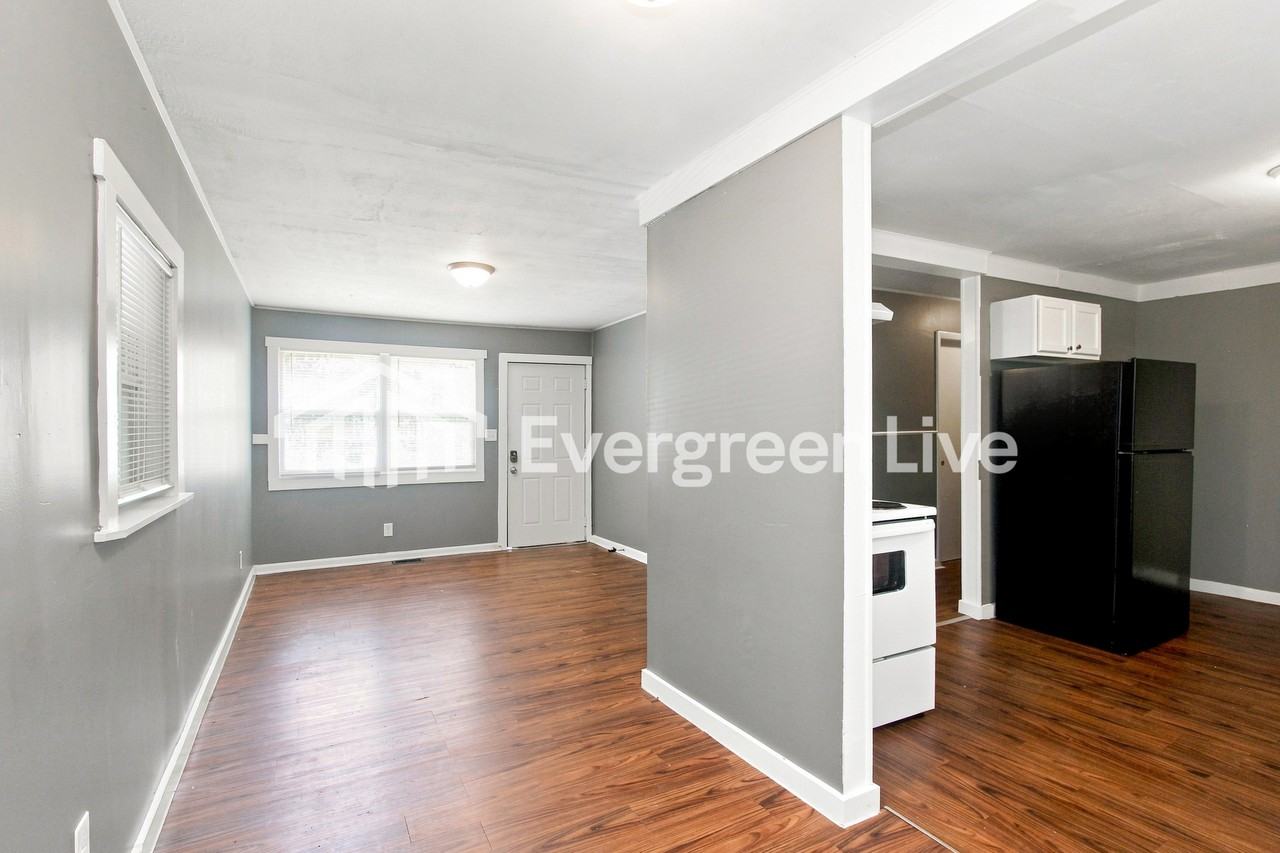 2825 Draper St - Photo 4 of 15