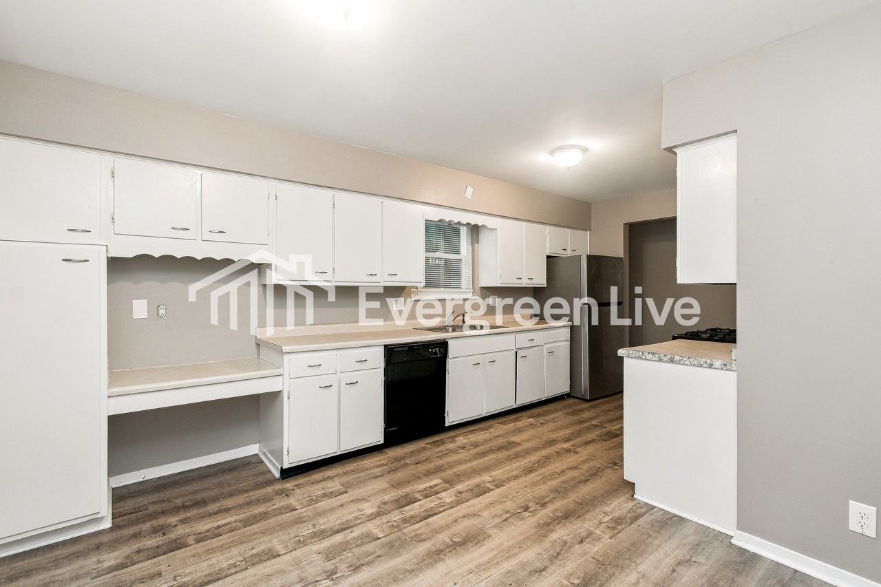 2310 Herod Ct - Photo 3 of 15