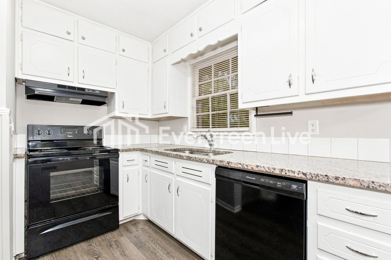 1025 Dawn Dr - Photo 5 of 15