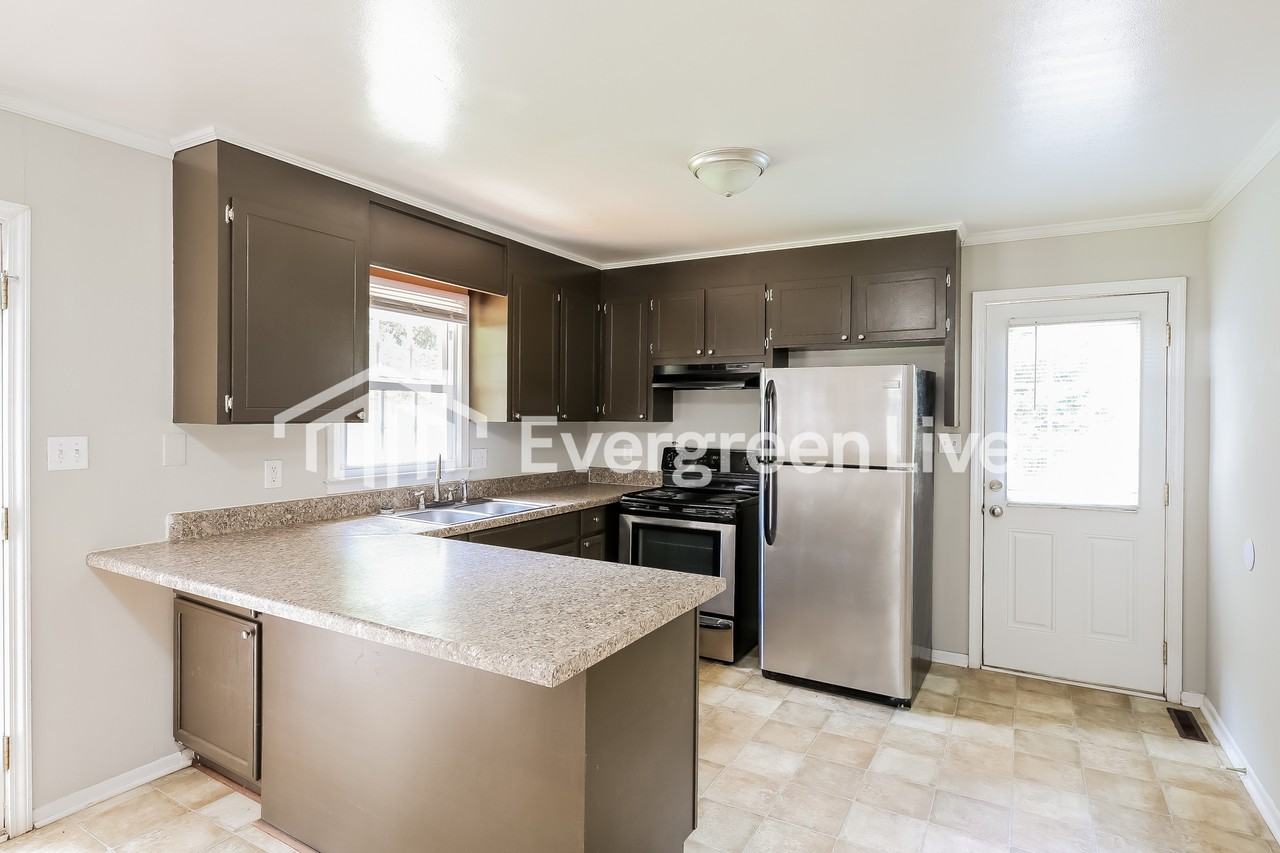 208 Maplewood Cir - Photo 2 of 15