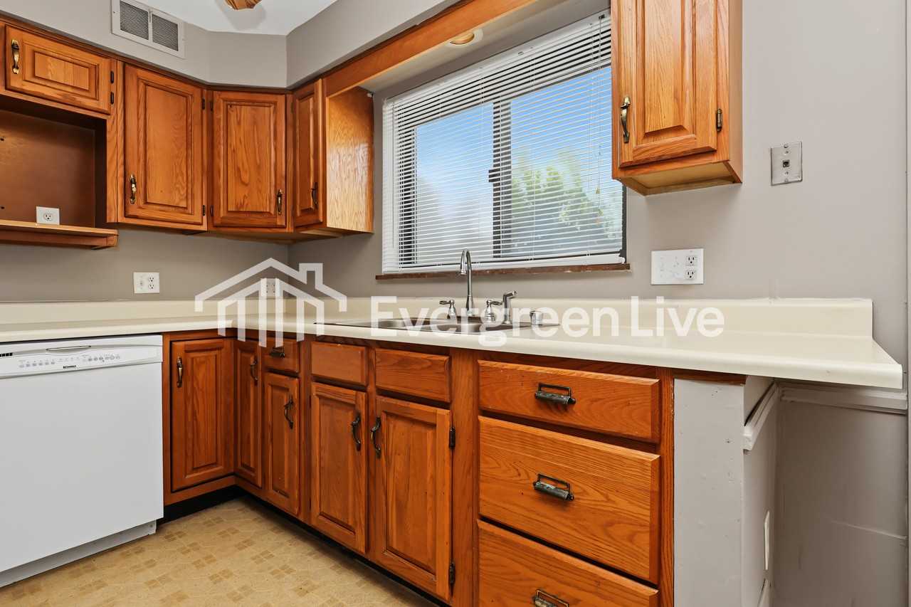 1016 Hempstead Dr - Photo 7 of 15