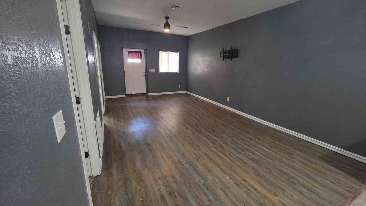 210 N Rowe St #B - Photo 7 of 19