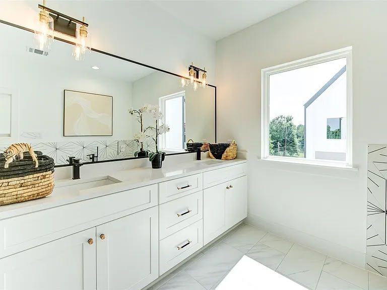 2308 Reinerman St - Photo 2 of 47
