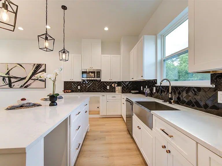 2308 Reinerman St - Photo 4 of 47