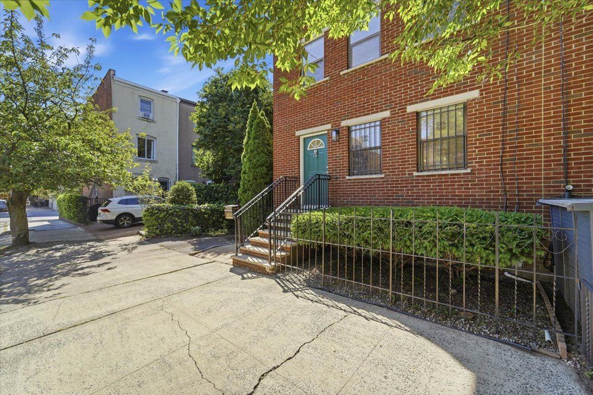 295 9th St - Photo 3 of 46