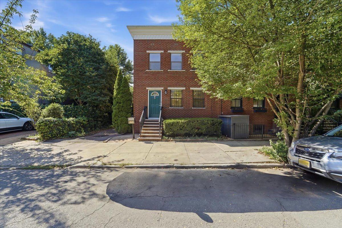 295 9th St - Photo 4 of 46