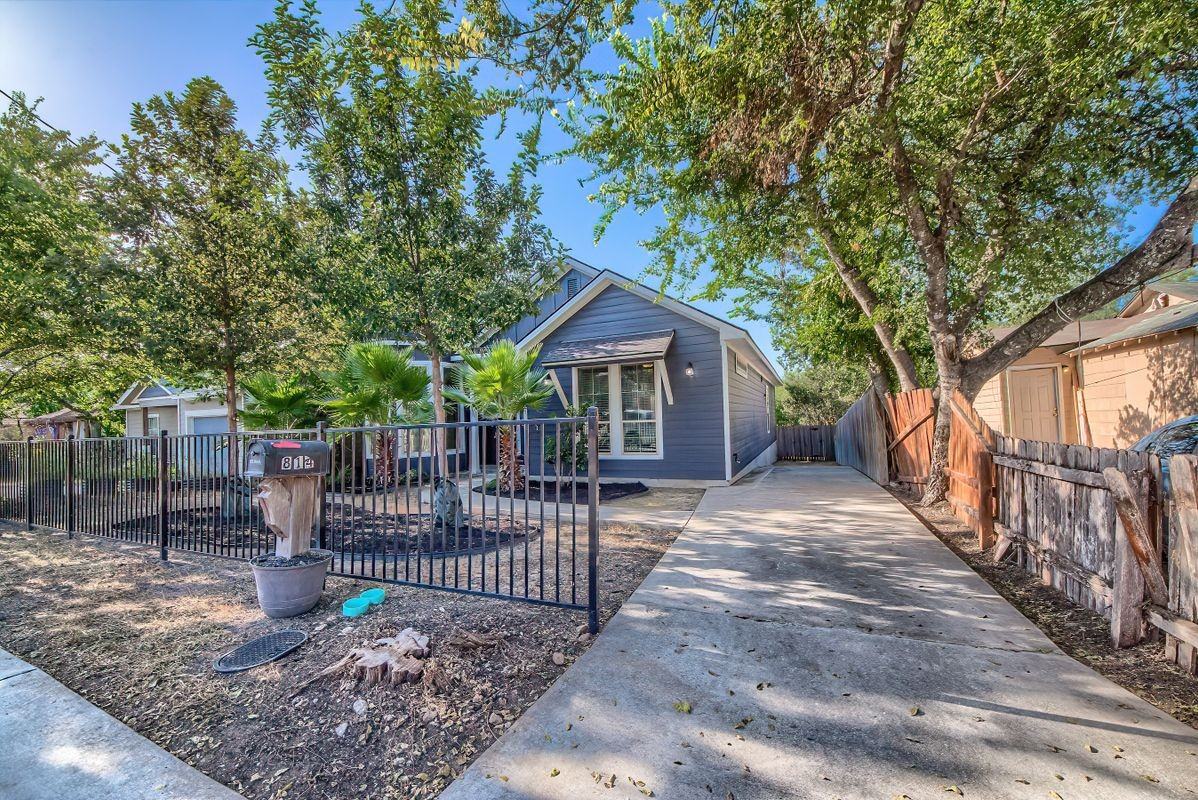 814 Poinsettia - Photo 3 of 31