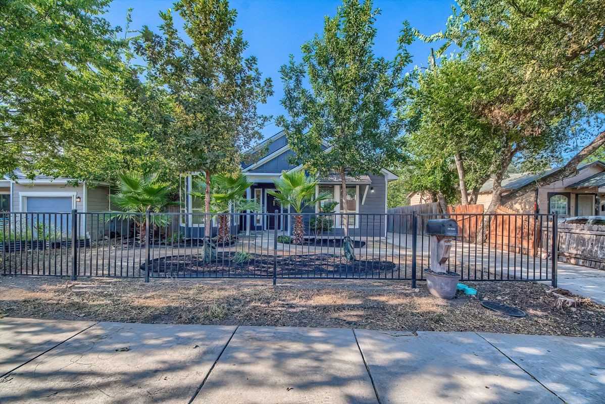 814 Poinsettia - Photo 4 of 31