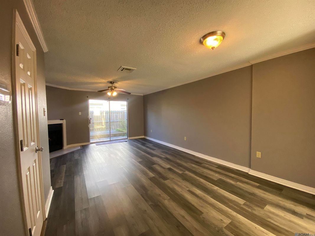 913 W Rothland St ##6-D - Photo 3 of 15