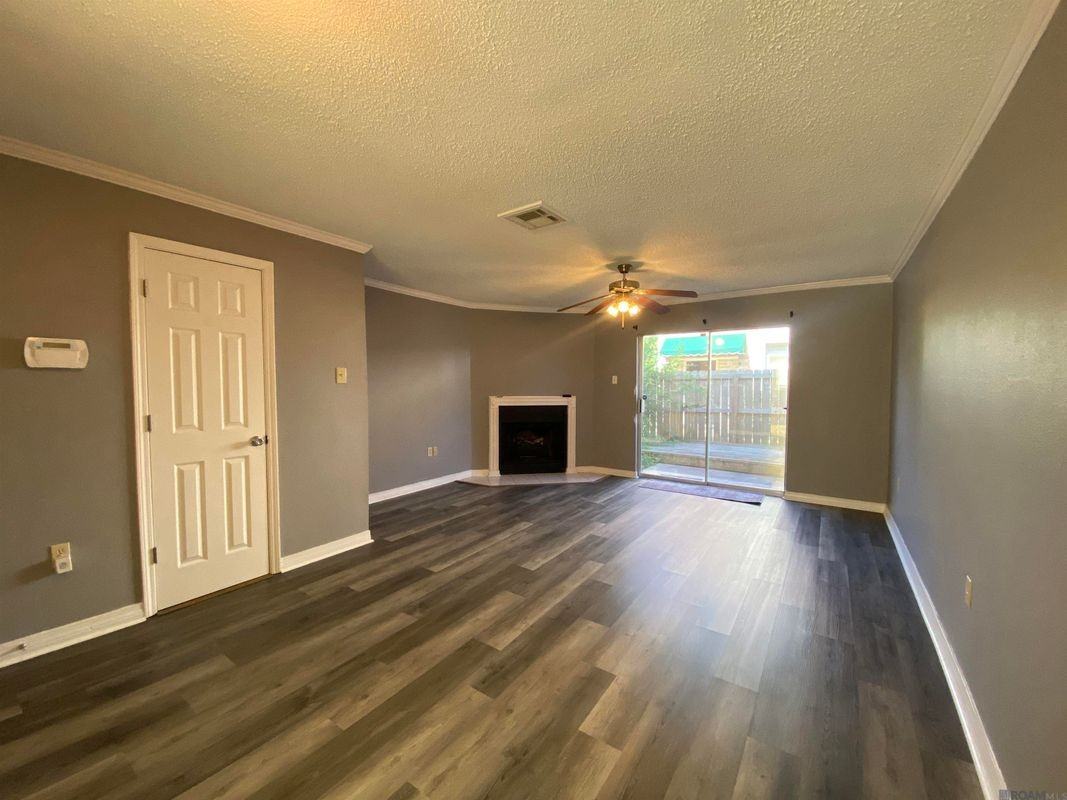 913 W Rothland St ##6-D - Photo 4 of 15