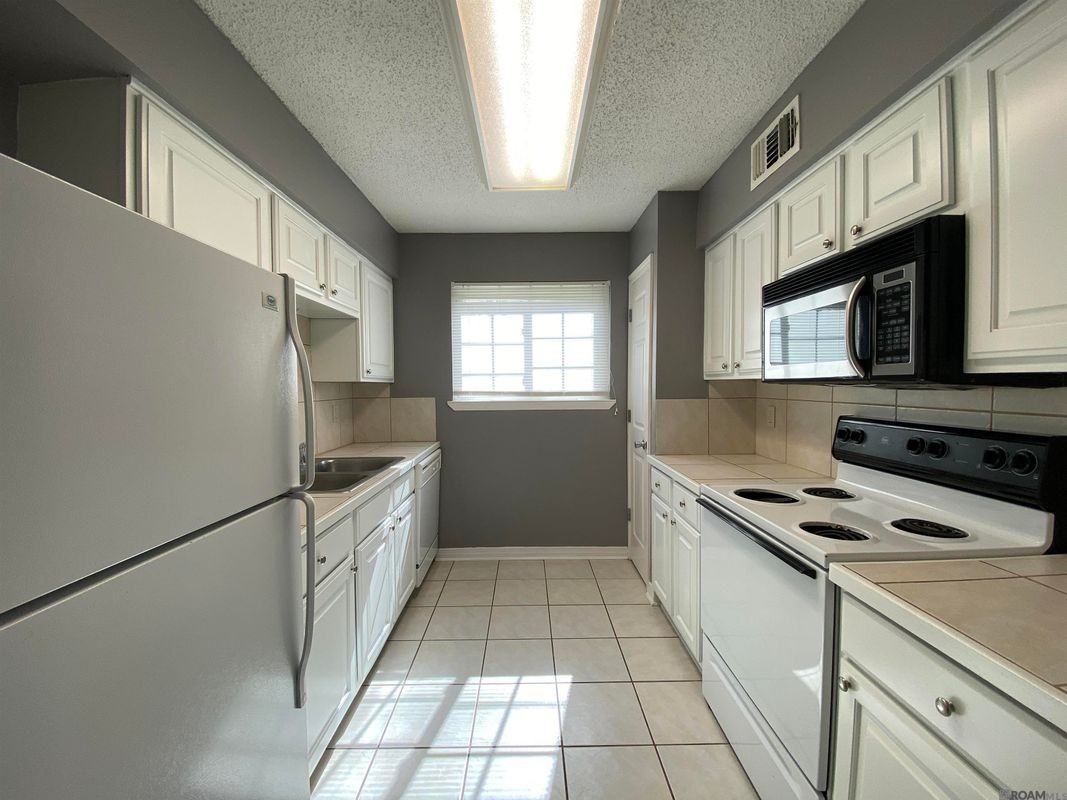 913 W Rothland St ##6-D - Photo 5 of 15