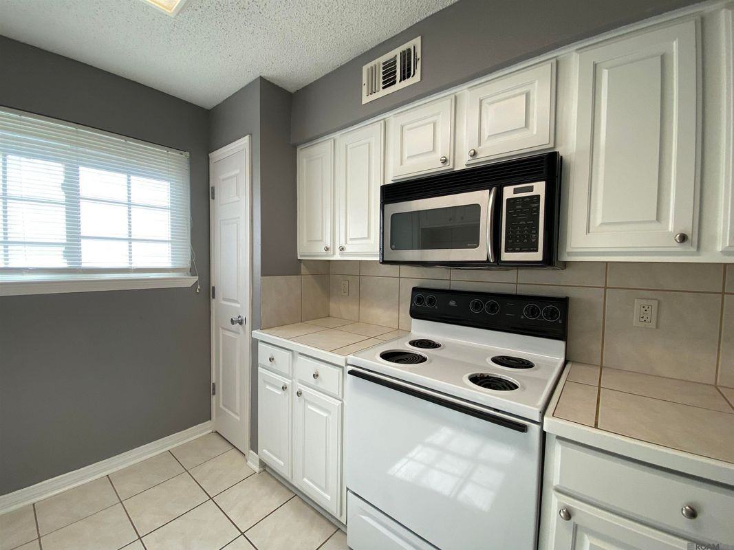 913 W Rothland St ##6-D - Photo 6 of 15