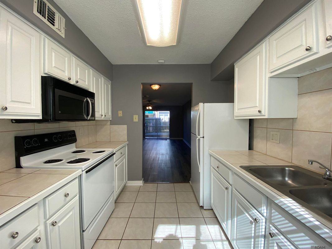 913 W Rothland St ##6-D - Photo 7 of 15
