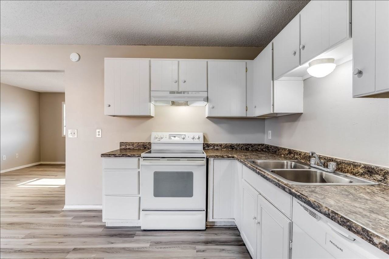 3216 W 27th St S - Photo 2 of 16