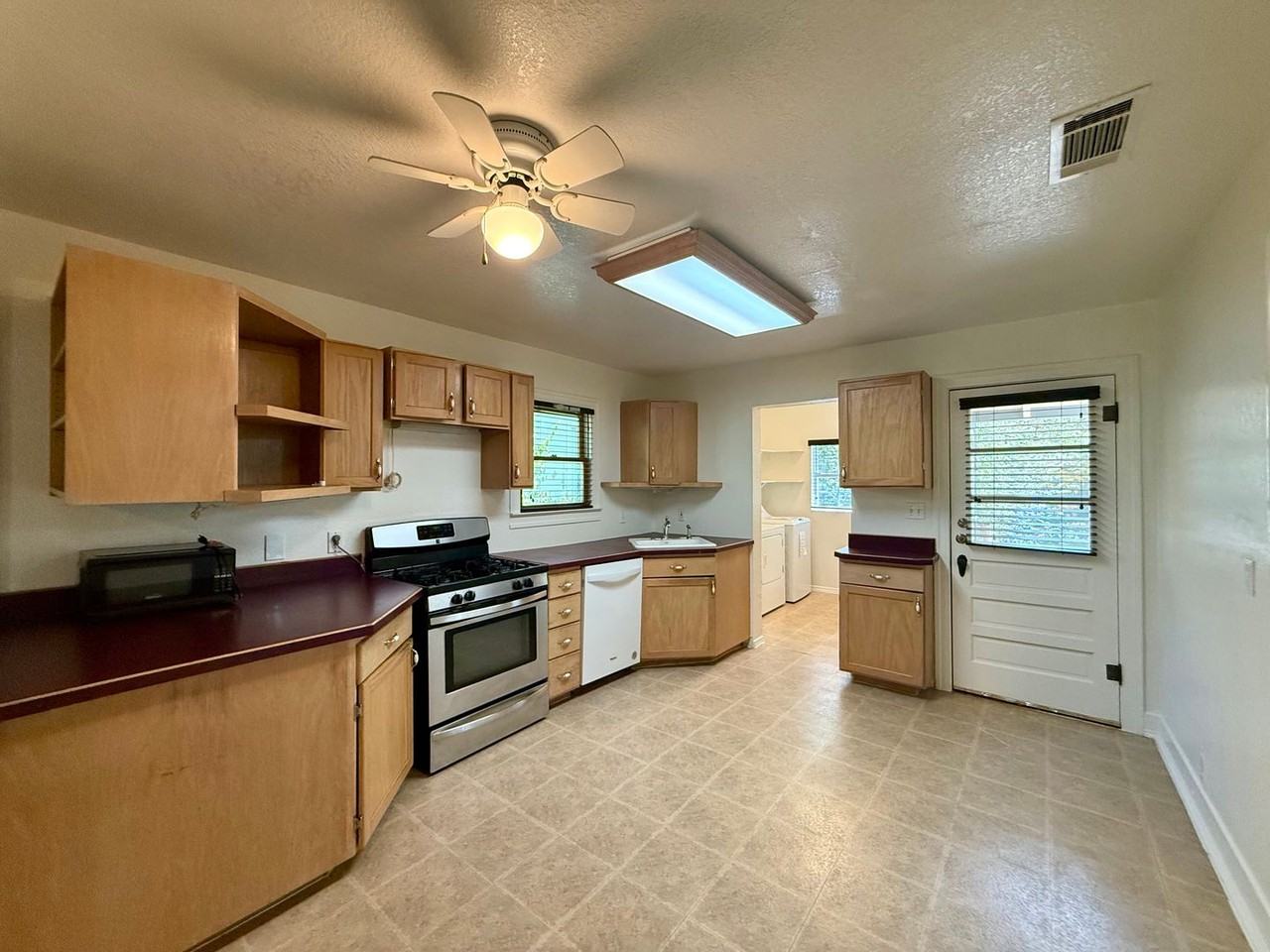 4709 Avenue H - Photo 4 of 14