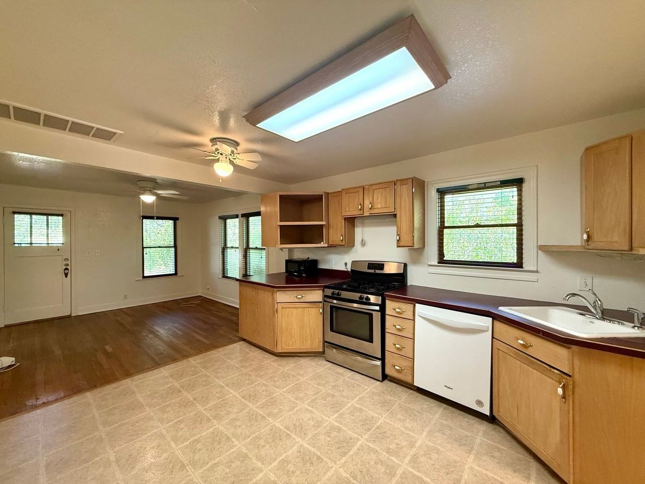 4709 Avenue H - Photo 5 of 14