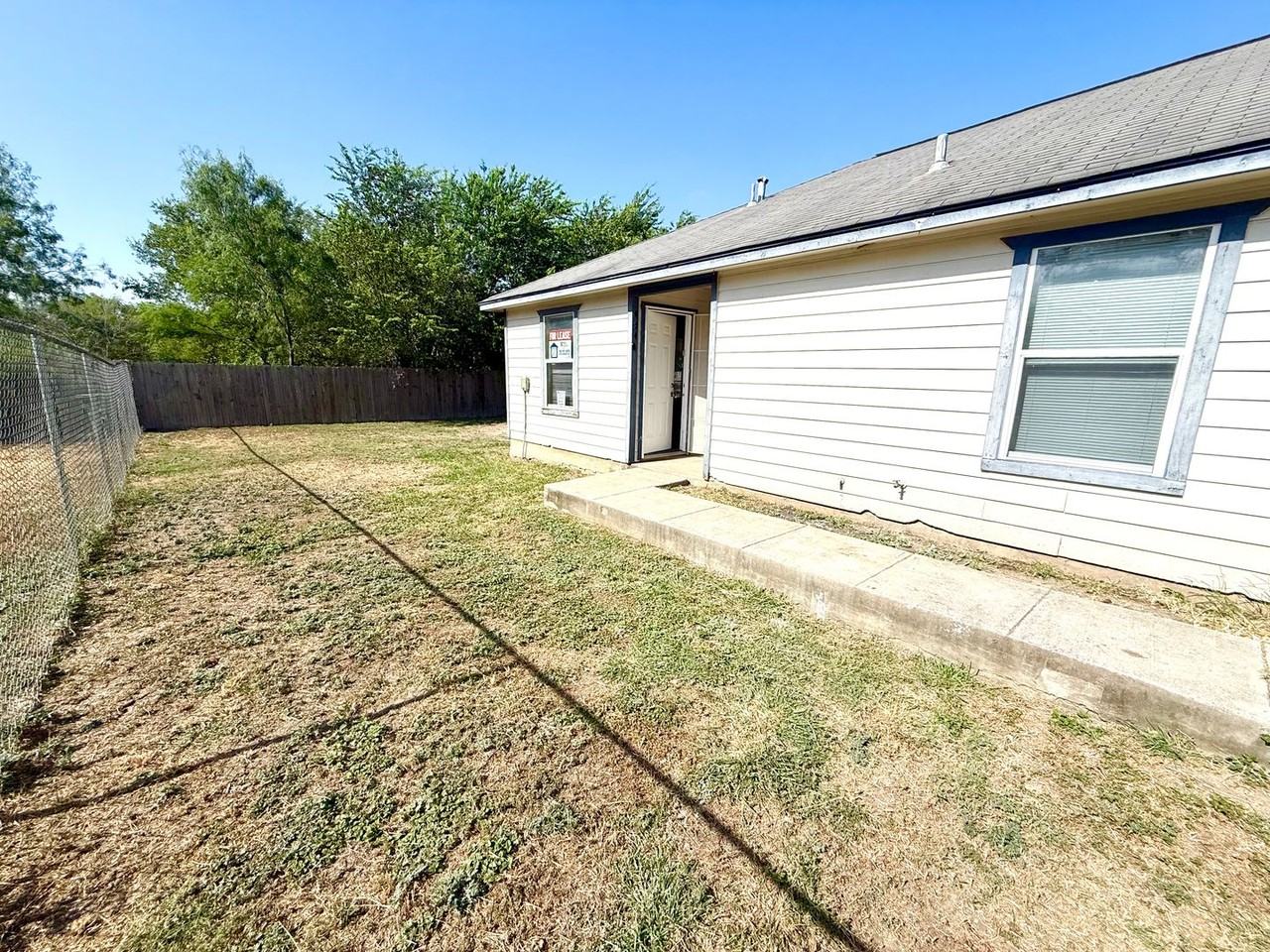 424 Amires Pl - Photo 3 of 19