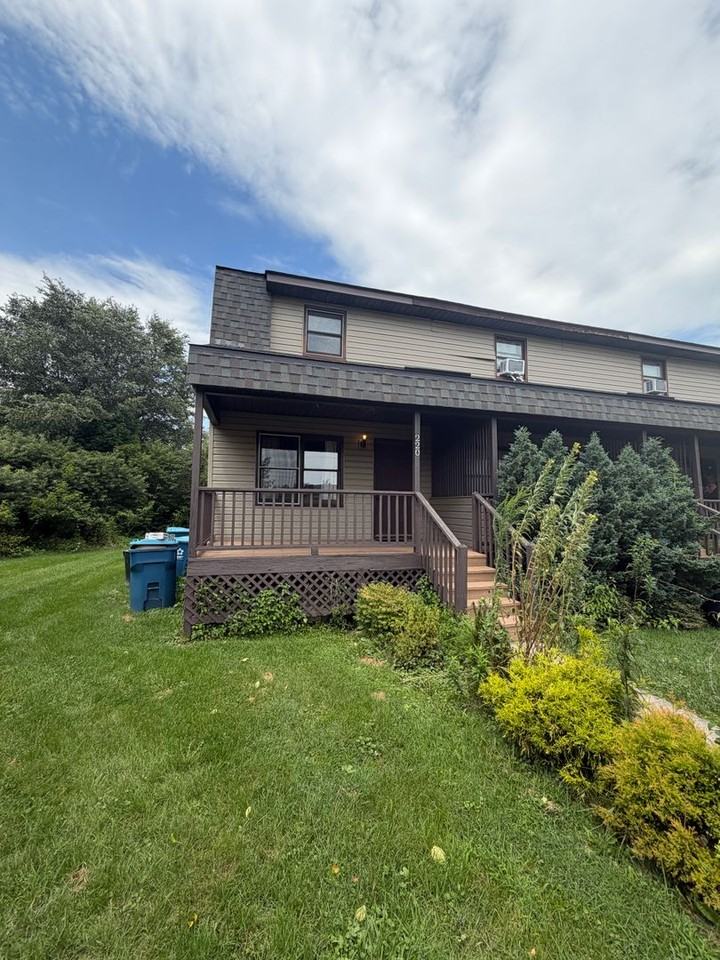 220 Adams Ln - Photo 2 of 19