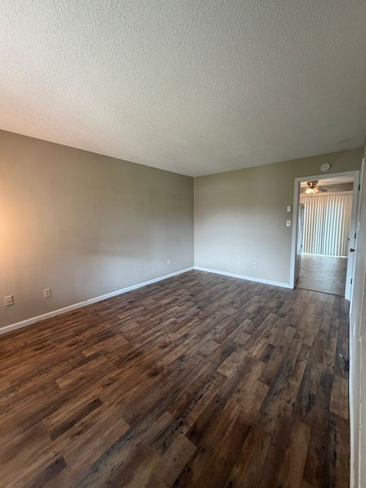 220 Adams Ln - Photo 3 of 19