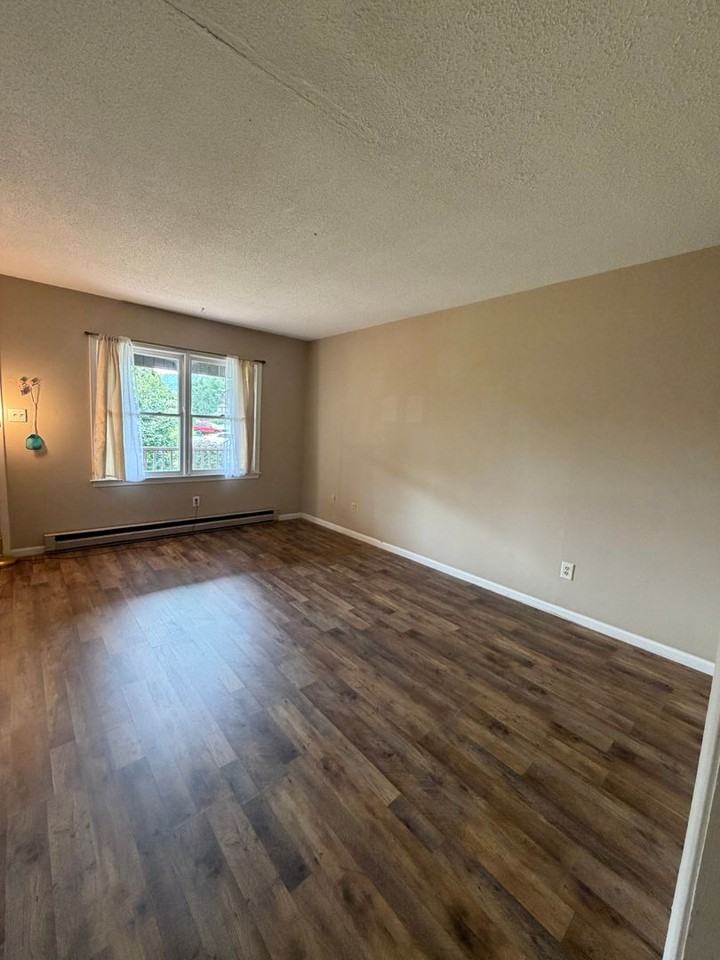 220 Adams Ln - Photo 4 of 19