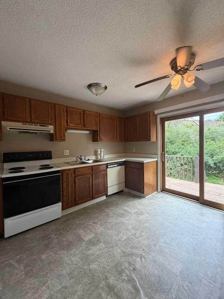 220 Adams Ln - Photo 5 of 19