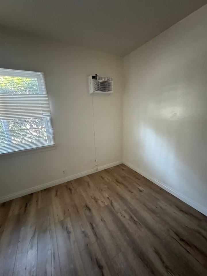 D2036 - Photo 3 of 19
