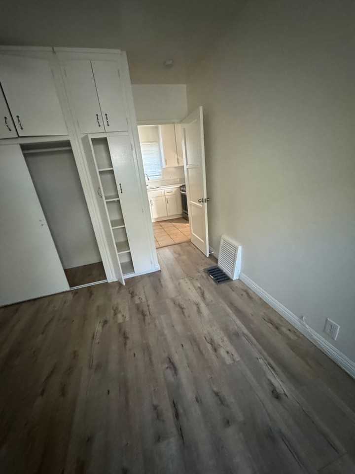 D2036 - Photo 5 of 19