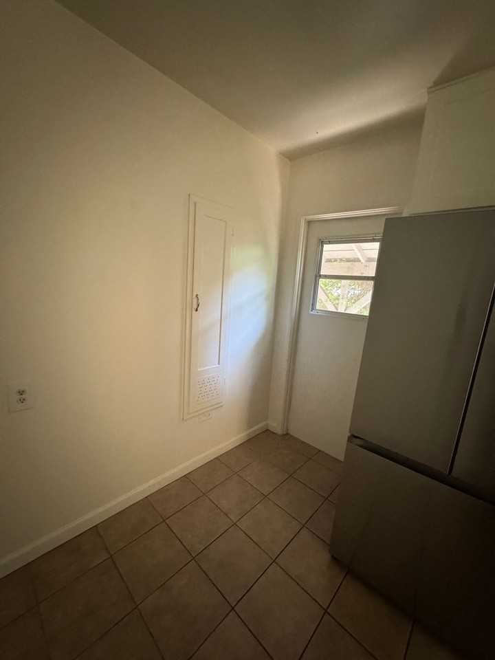 D2036 - Photo 7 of 19