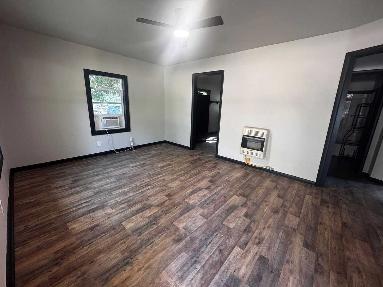 1222 B St Se - Photo 3 of 8