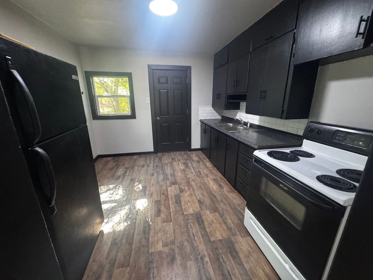 1222 B St Se - Photo 4 of 8