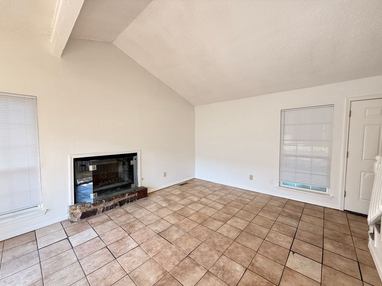 4313 S Maplewood Ave - Photo 3 of 32