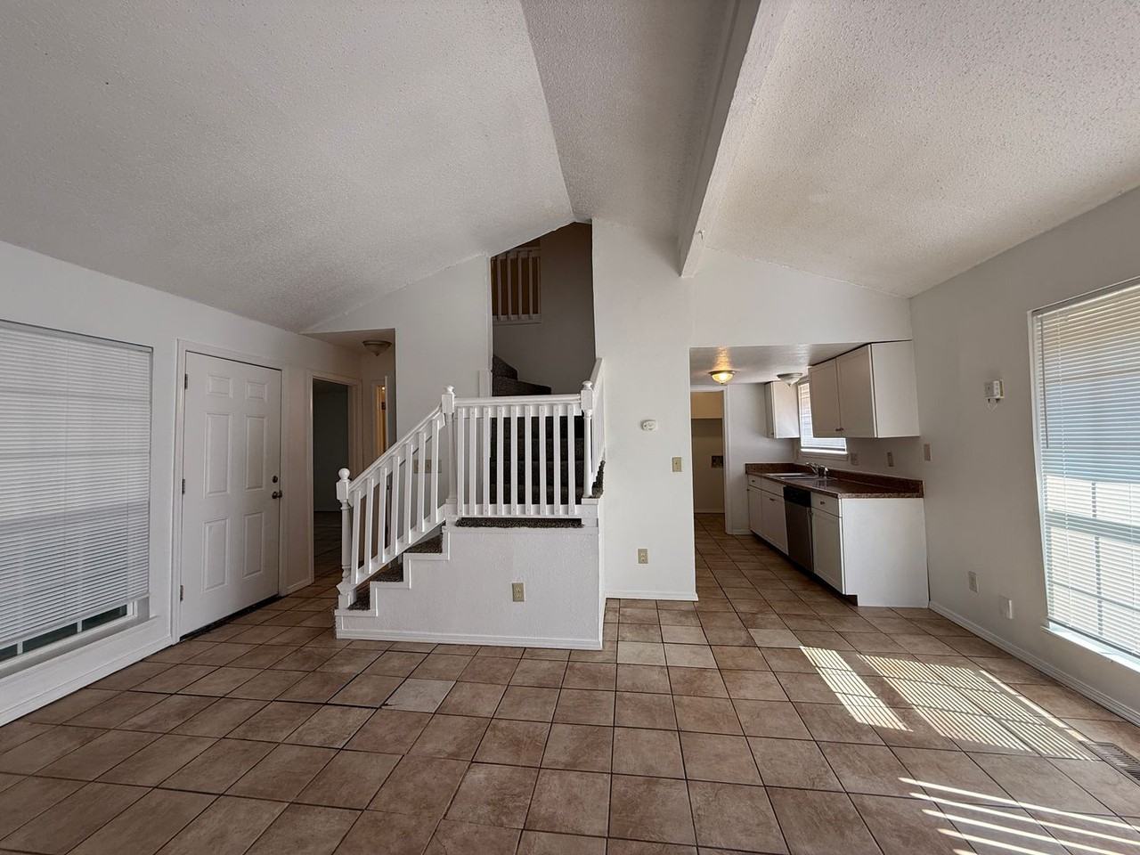 4313 S Maplewood Ave - Photo 4 of 32