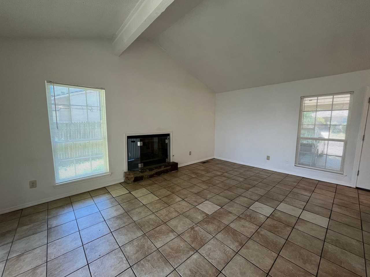 4313 S Maplewood Ave - Photo 5 of 32