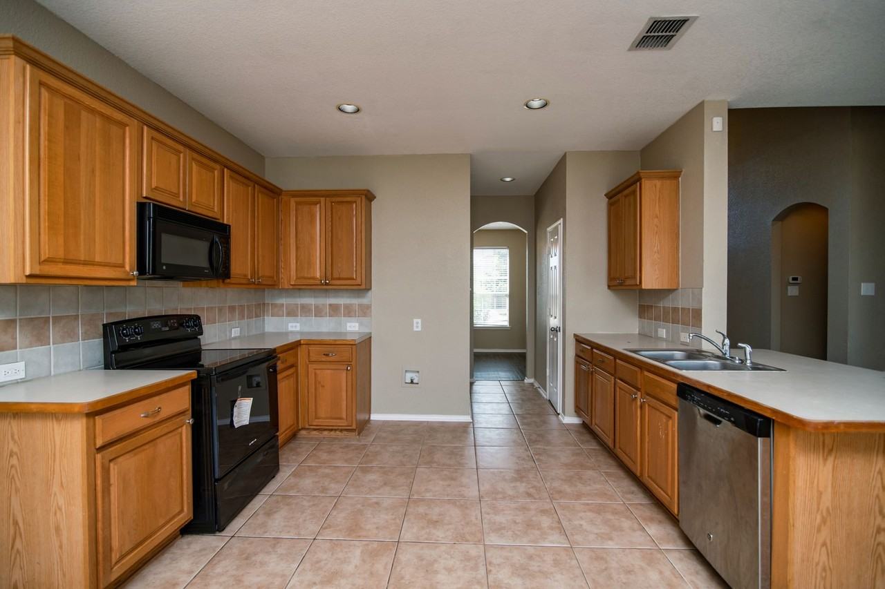5140 Meandering Creek Ct - Photo 6 of 27