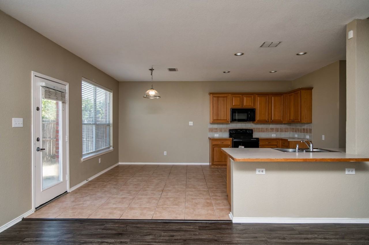 5140 Meandering Creek Ct - Photo 7 of 27
