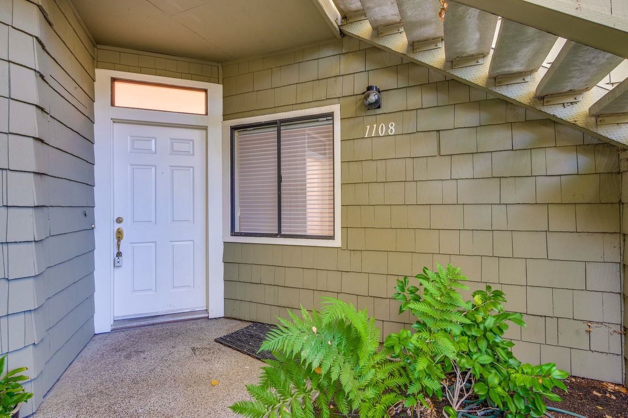 1108 Shoreline Dr - Photo 2 of 50