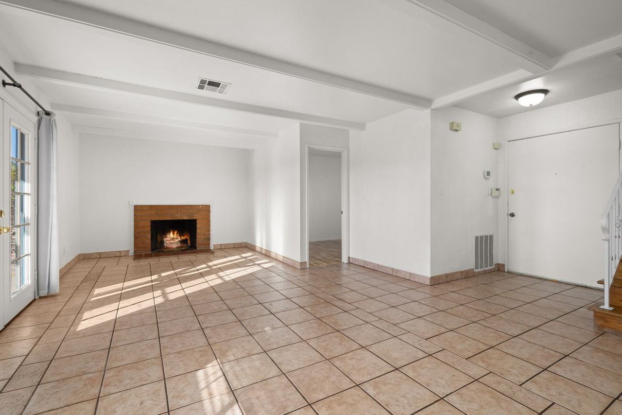 533 Hibiscus Ct - Photo 3 of 34