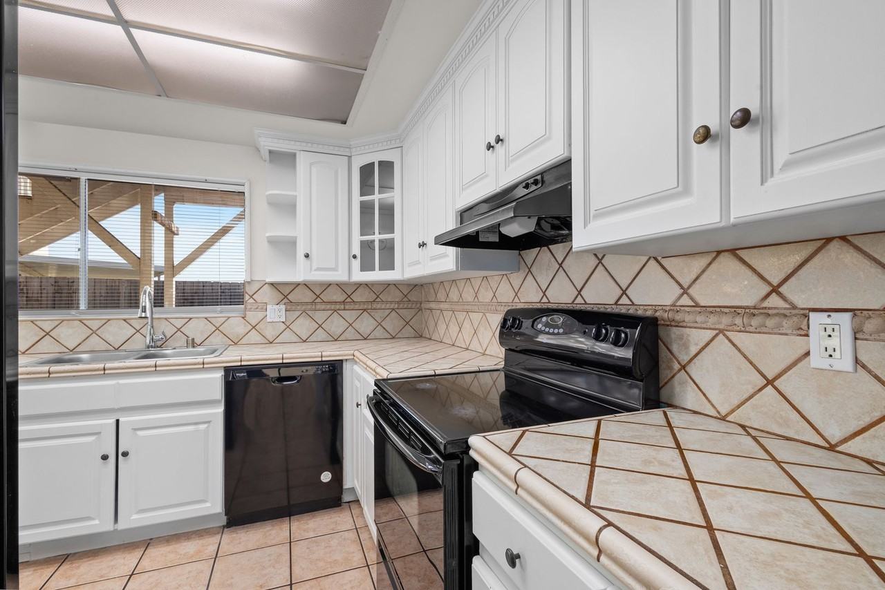 533 Hibiscus Ct - Photo 6 of 34
