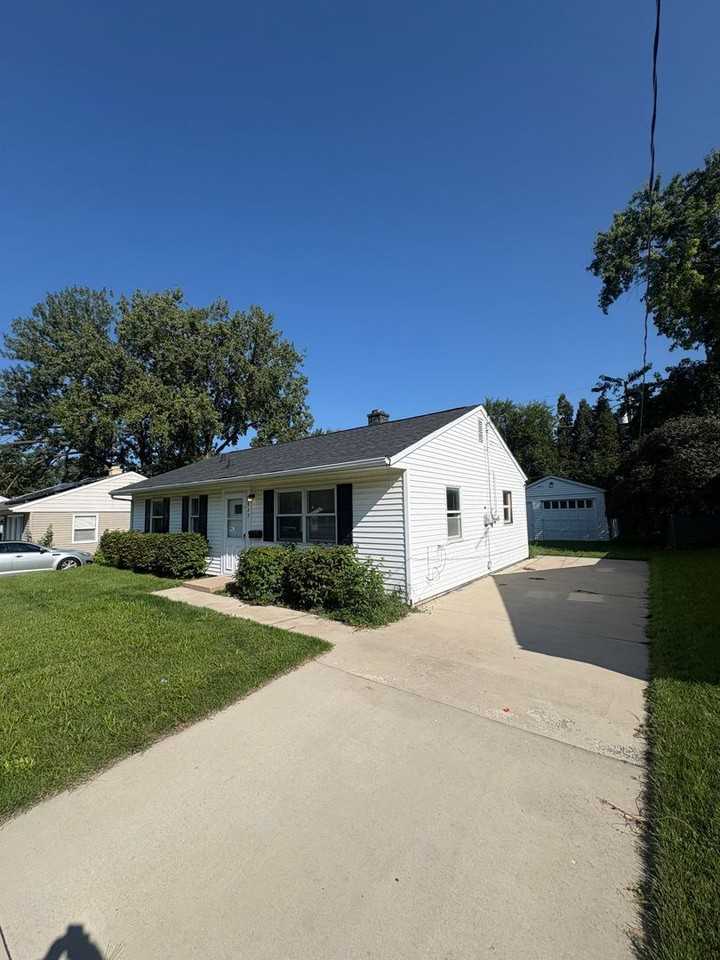 925 W Willow Ln - Photo 2 of 14