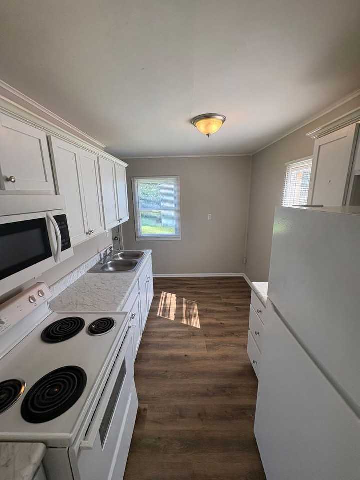 925 W Willow Ln - Photo 4 of 14