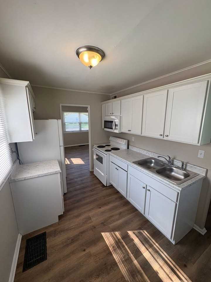 925 W Willow Ln - Photo 5 of 14