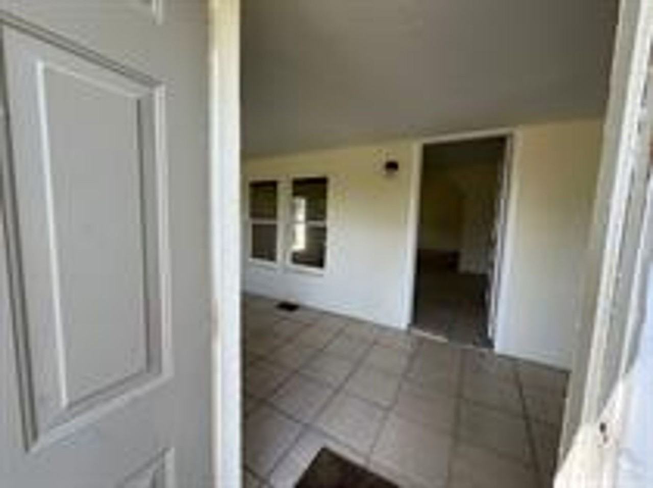 311 N Bloxham Ave - Photo 3 of 14