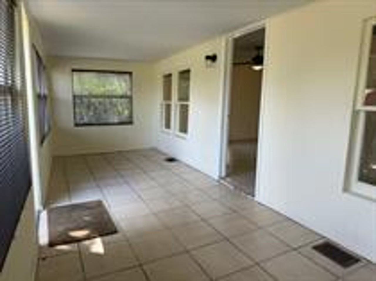 311 N Bloxham Ave - Photo 4 of 14