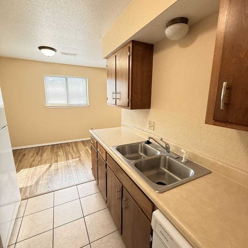 Delwin Apts - Photo 2 of 11