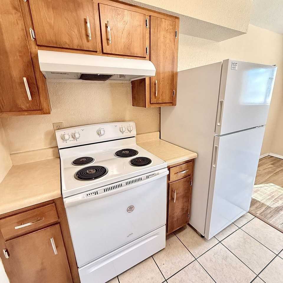 Delwin Apts - Photo 3 of 11