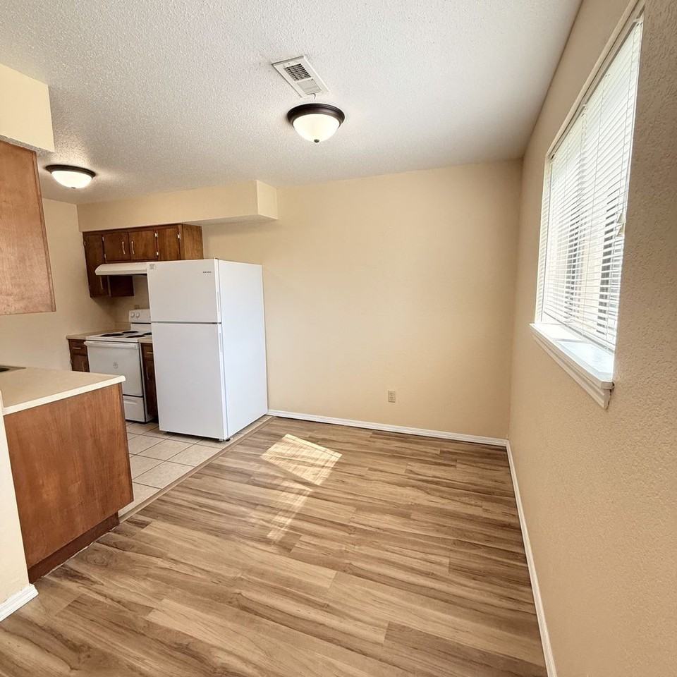 Delwin Apts - Photo 6 of 11