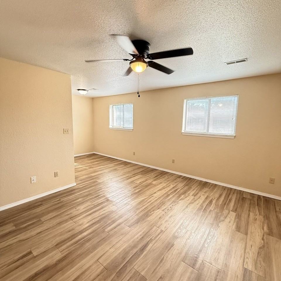 Delwin Apts - Photo 7 of 11
