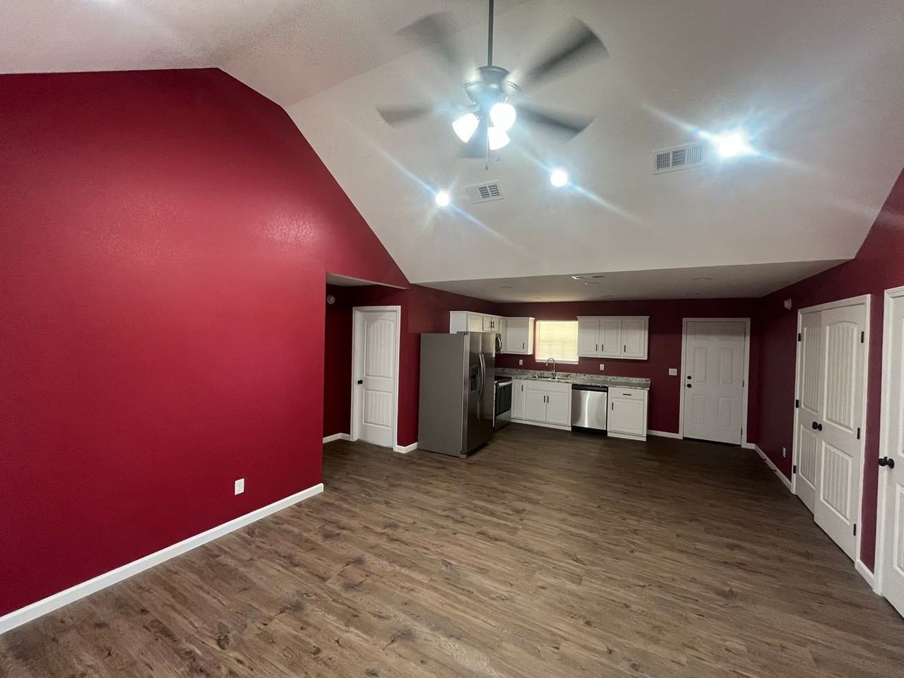 405 Smith St - Photo 4 of 22