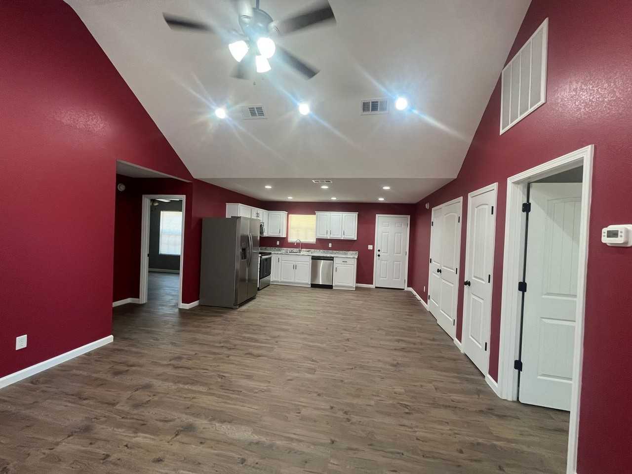 405 Smith St - Photo 5 of 22